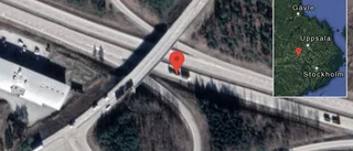 Stillastående personbil på E18 - helt stopp i ett körfält