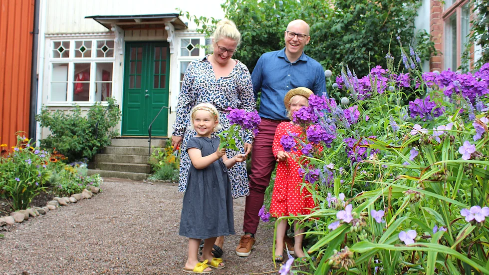 Familjen Corneliusson på gårdsplanen mellan de tre byggnaderna som nu utgör deras hem, men som snart även ska bli BnB.