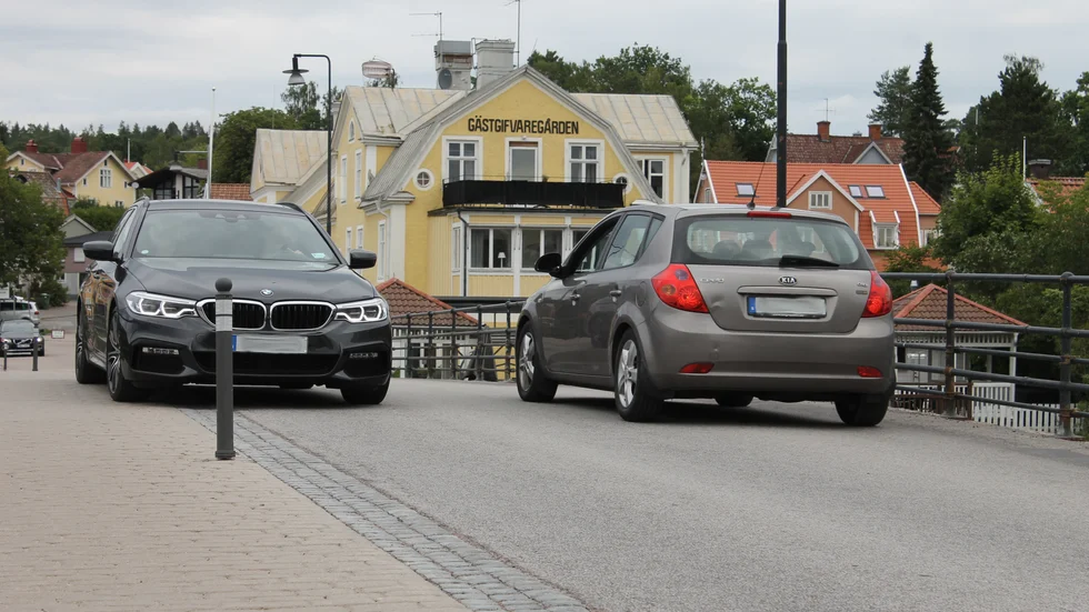 Vid möte tvingas bilarna in på gångbanan vilket utgör en risk för att riva ner stolparna som fördelar väg- och gångbanan.
