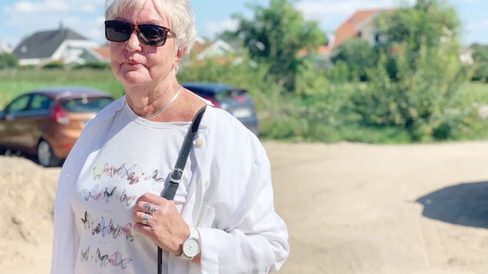  Det är väldigt svårt att se var grusparkeringen tar slut om det inte finns en skylt för det, säger Margareta Juhlin.