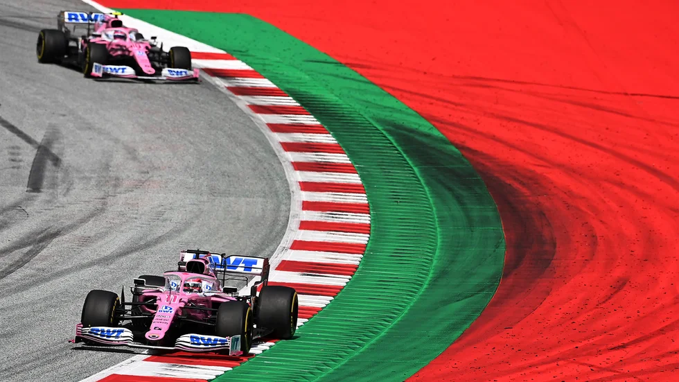 Racing Point-förarna Sergio Pérez (främst) och Lance Stroll i Österrike i juli.