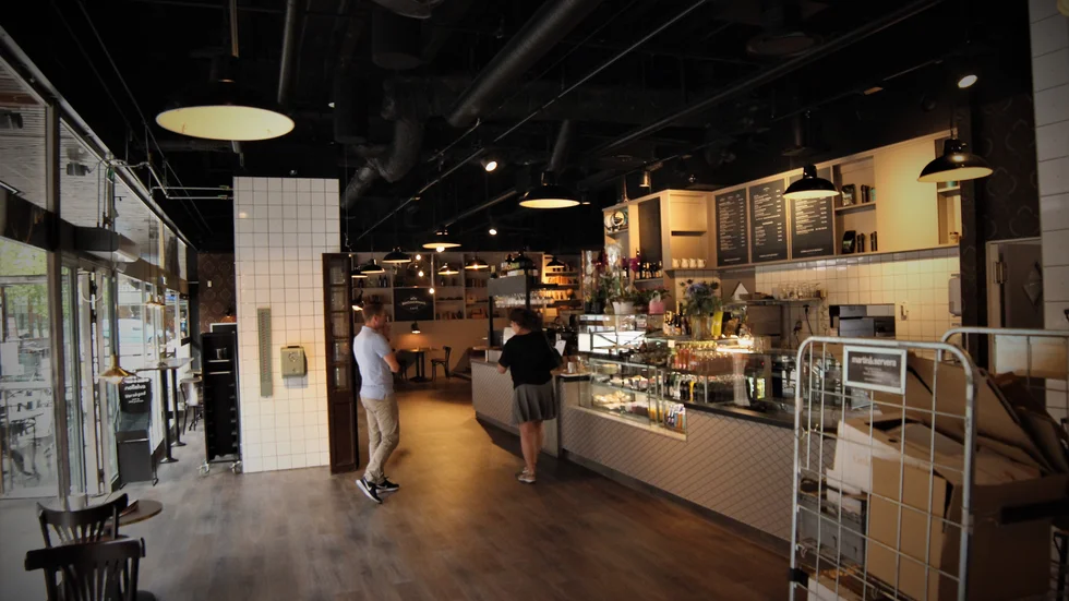 Brandhärjade Brödernas Kafé har kunnat öppna igen. Tidiga kunder förses med kaffe och fikabröd och passar på att kallprata med ägaren Martin Togan.