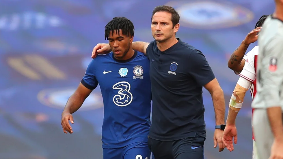 Chelseas Frank Lampard, höger, tillsammans med Reece James efter FA-cupfinalförlusten mot Arsenal. Arkivbild.