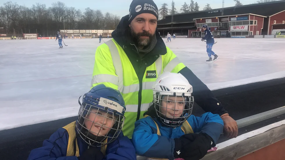 Bollkallar. Petter Rörby, Gusten Thorsson och Folke Rörby var funktionärer på matchen när IFK Motala mötte Vänersborg.