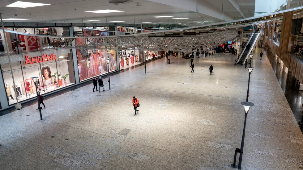 Nordstan i Göteborg myllrar vanligtvis av folk – nu är det folktomt på grund av coronaviruset. Många stannar hemma för att undvika smitta. Arkivbild.