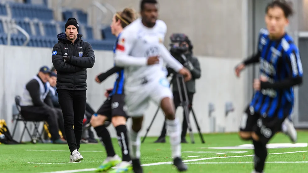 Siriustränaren Henrik Rydström, här i hemmamatchen mot Östersund, tvingas klara sig utan två "centrala spelare" i den svåra bortamatchen mot Malmö FF, som kan säkra guldet i söndagens möte.