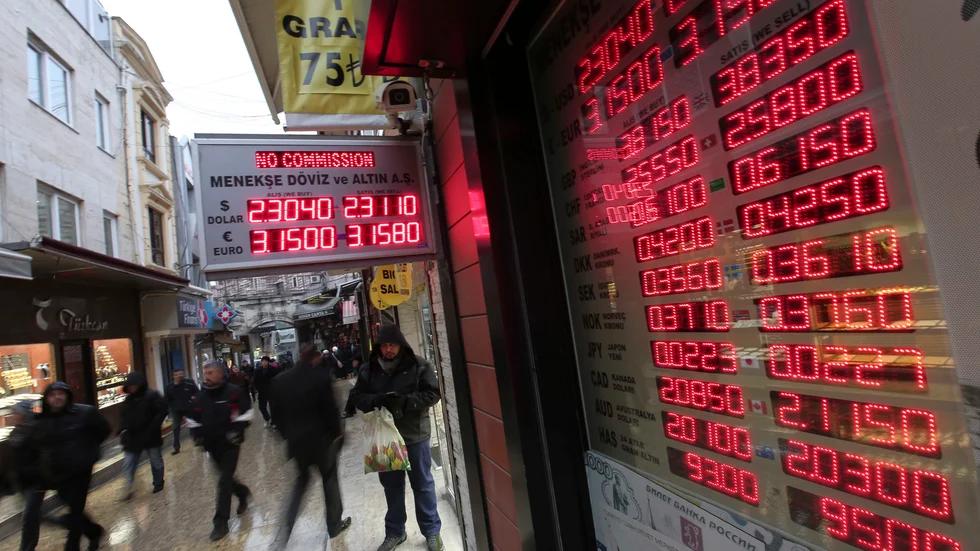 Valutakurser vid ett växlingskontor i Istanbul. Lirans fall är ett av den turkiska centralbankens stora problem. Arkivbild.