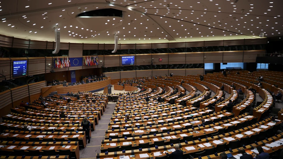 Nyligen lyckades Moderaterna i ett av EU-parlamentets utskott, driva igenom ett regelförenklingsmål som kräver att regelbördan för småföretagen ska ned med minst 30 procent, skriver Jörgen Warborn (M) och Anna af Sillén (M).