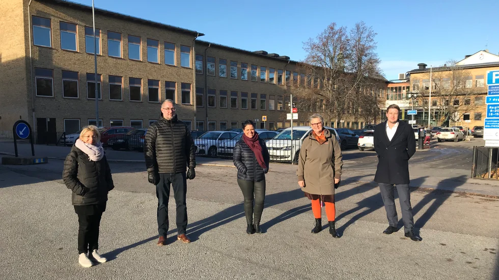 Grundskolenämndens Mona Kanaan, S:t Eskils rektor Johan Ahlqvist, Fristadsskolans rektor Lisa Edholm, förvaltningschef Ingrid Sköldmo och gymnasienämndens Robin Tannarp är nöjda med att utomhusmiljön nu görs om.