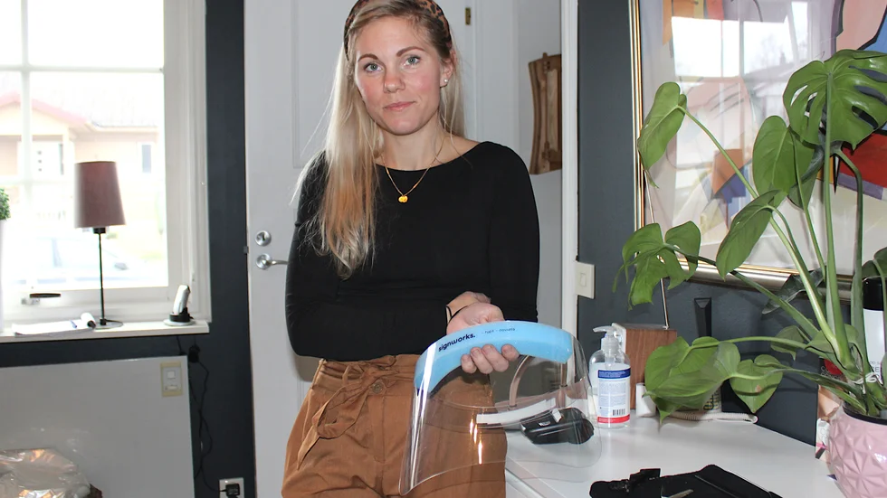 Frisören Caroline Elfving, som gör hembesök, är extra noga med att göra vad hon kan för att minska smittspridningen, som att minska sina sociala kontakter. 
