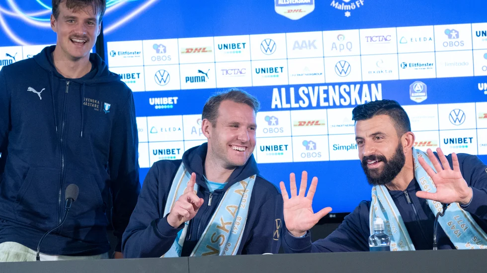 Ola Toivonen visar ett finger för det ligaguld han har tagit i karriären (årets SM-guld) och hjälper samtidigt Behrang Safari att visa hur många försvararen har tagit genom karriären. Safari har elva ligaguld i Sverige, Schweiz och Belgien.