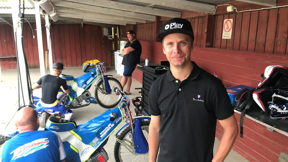 Daniel Davidsson får bygga ett Piraterna utan brorsan Jonas Davidsson, som här ses i bakgrunden. "Nästa gubbe in måste vara en svensk", säger lagledaren.