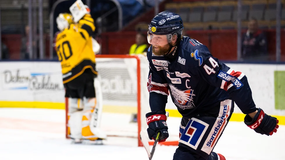 Jonas Junland avgjorde för LHC mot Skellefteå. Styrkan sitter uppenbarligen inte i skägget, för mycket av det har han rakat av.  "Jag ville ha lite nytändning och tog bort lite skägg och hår. Det gjorde frugan glad också, så två flugor i en smäll", sa han med ett skratt.