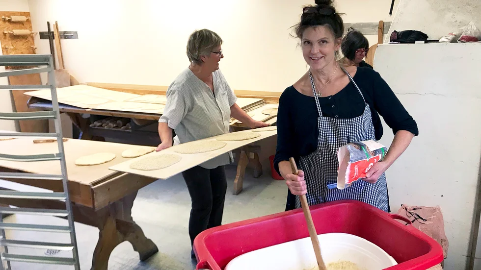 Anita Fåhraeus blandar ingredienser och gör deg som sedan blir fina mjukkakor. 
