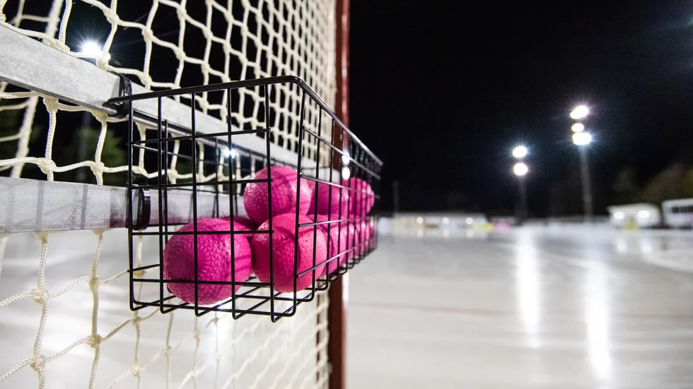 Fem allsvenska bandyklubbar kräver att serien görs om. Nu får de kritik för sitt förslag av Uppsalalaget Unik.