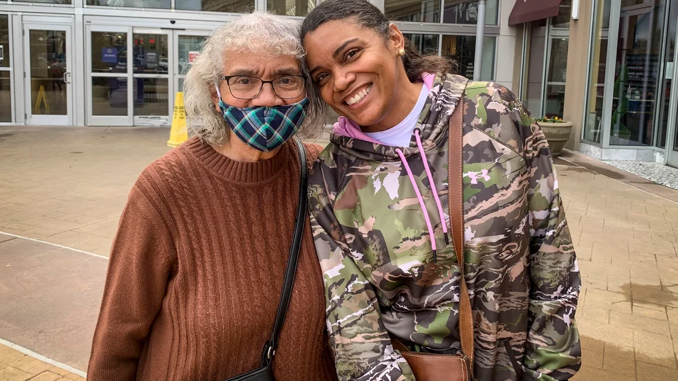 En förväntansfull Crystal Jones med sin mamma Mary Jones i Augusta, Georgia, USA.