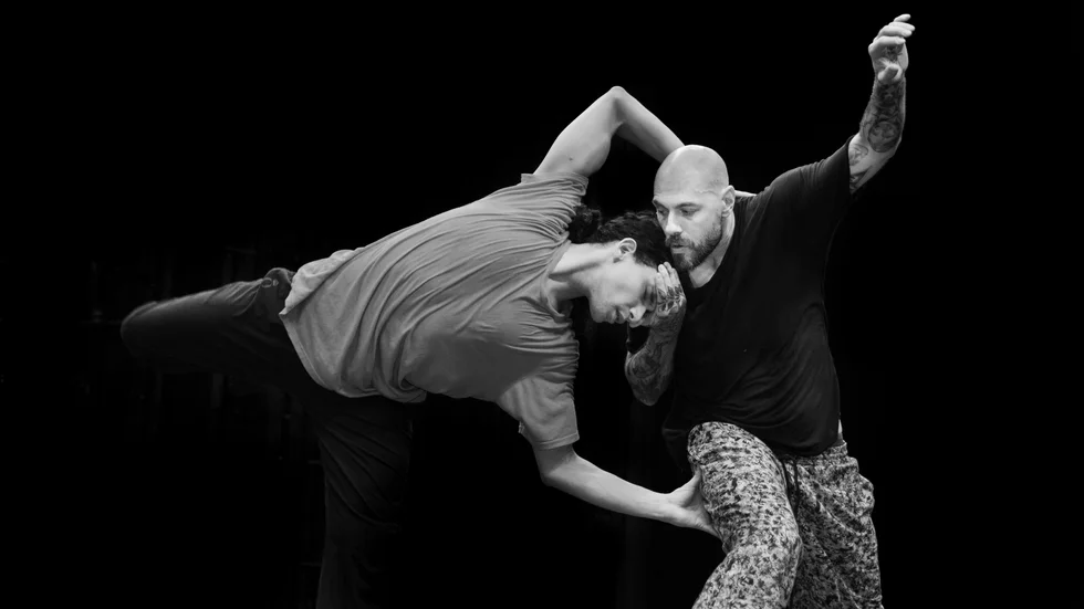 Anthony Lomuljo och Jerome Marchand i föreställningen "Broken skin" som har världspremiär på Gottsunda Dans och Teater.
