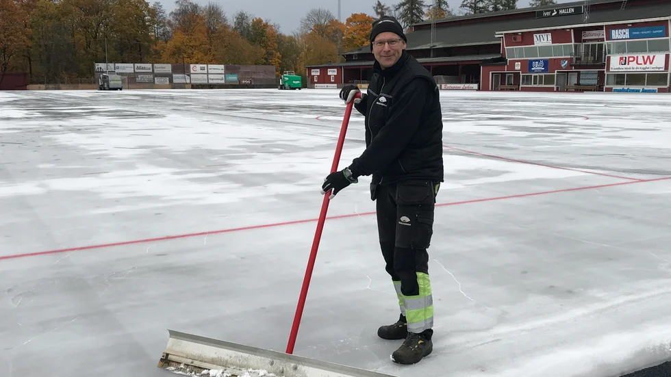 IFK Motalas bandylag tränar vidare som vanligt på sin nya utomhusis, här iordningsställd i veckan av vaktmästaren Patrik Widing. Men någon match i Västerås på onsdag mot VSK blir det inte.