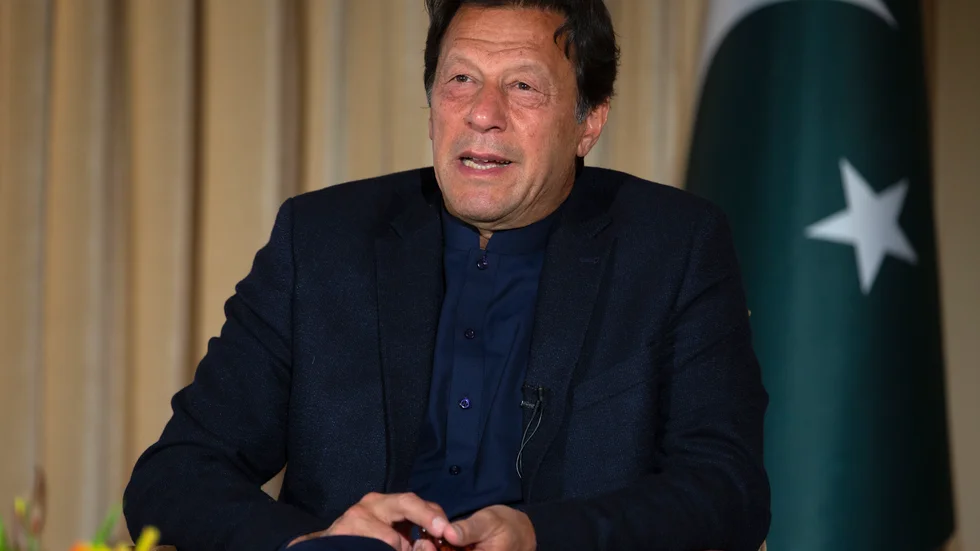 Pakistans premiärminister Imran Khan under en intervju i mars. Arkivbild.