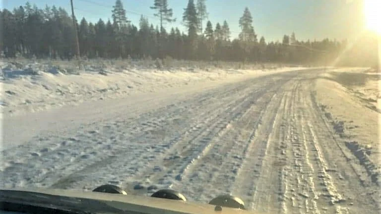 Hur kan man misslyckas så kapitalt med snöröjning på en väg? undrar insändarskribenten som även tagit en bild på den aktuella vägen.