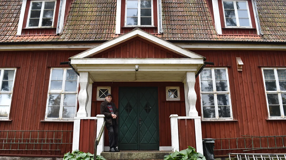 Rune Gustavsson äger skolbyggnaden som ligger bredvid hans hus i Mjölsefall.