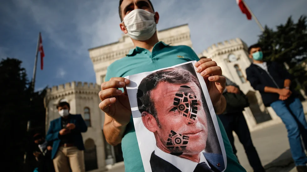 En ung man protesterar mot Frankrikes president Emmanuel Macron vid en demonstration i Istanbul.
