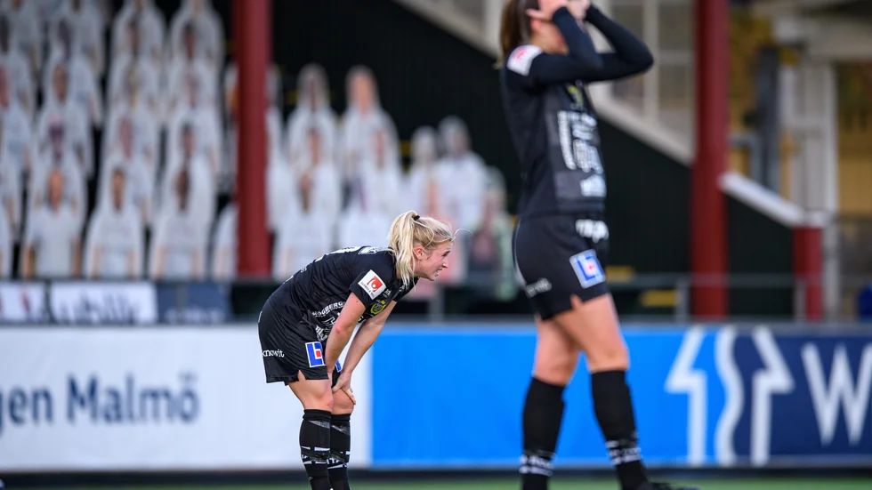 Uppsalas Cornelia Kapocs och Ida Strömblad deppar efter slutsignalen mot Rosengård.