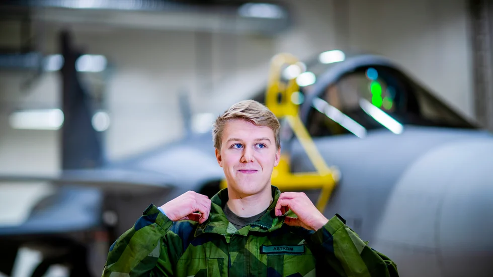 Fjärde generationen Åström är på väg att installera sig på F21 i Luleå. 20-årige Filip Åström är en av 40 unga rekryter som fått jobb efter muck. 