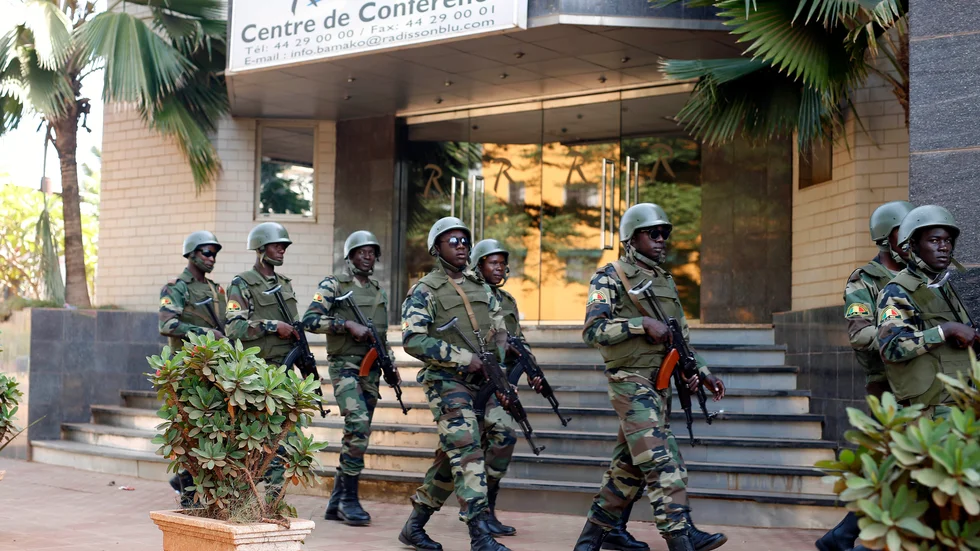 Soldater utanför hotell Radisson Blu i Malis huvudstad Bamako efter dådet 2015. Arkivbild.