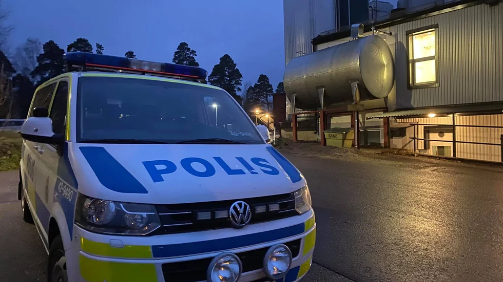 Polis var på plats på morgonen när Arla skulle hämta sina tillhörigheter vid mejeriet.