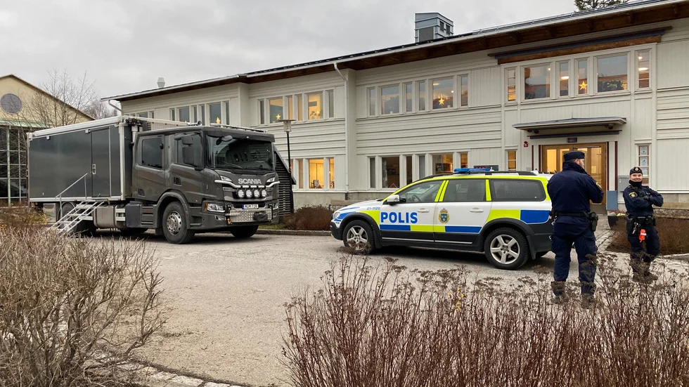 Nationella bombskyddet är på plats vid ett företag i Uppsala.