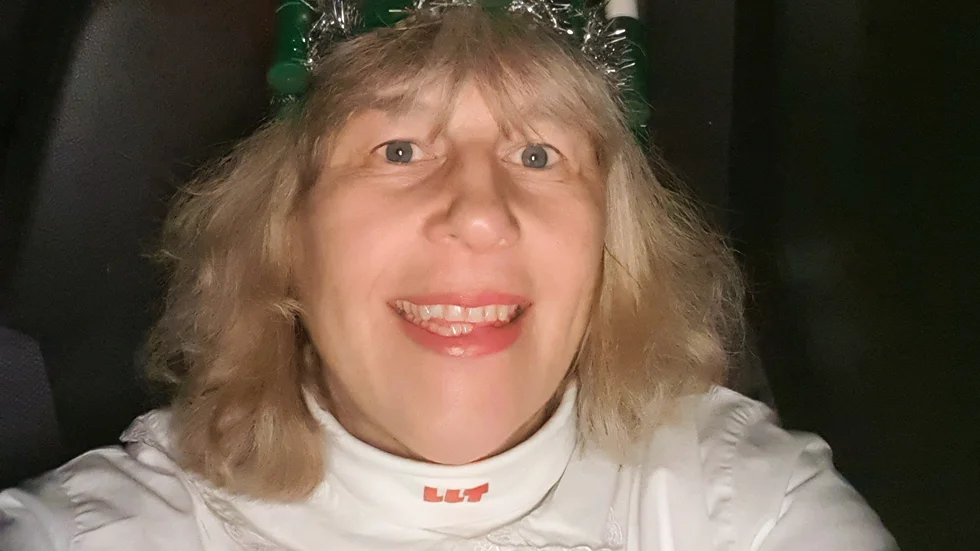Busschauffören Anette Glad tycker att Luleå lokaltrafiks resenärer behöver bjudas på lite extra ljus. Därför rattar hon bussen i full luciamundering. 