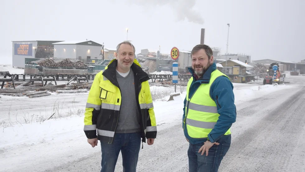 Joakim Larsson, sågverkschef, och Henrik Jönsson, industrichef vid Norra Timber, hoppas att miljöprövningen för Kåge Sågs utbyggnad kan bli klar under 2021.