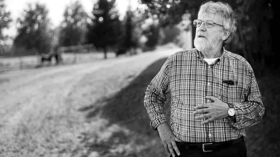 Bengt Pohjanens diktepos ”I spåren efter hemstranden” är både eftertänksam och storslagen, menar Kurirens recensent Jan-Olov Nyström.