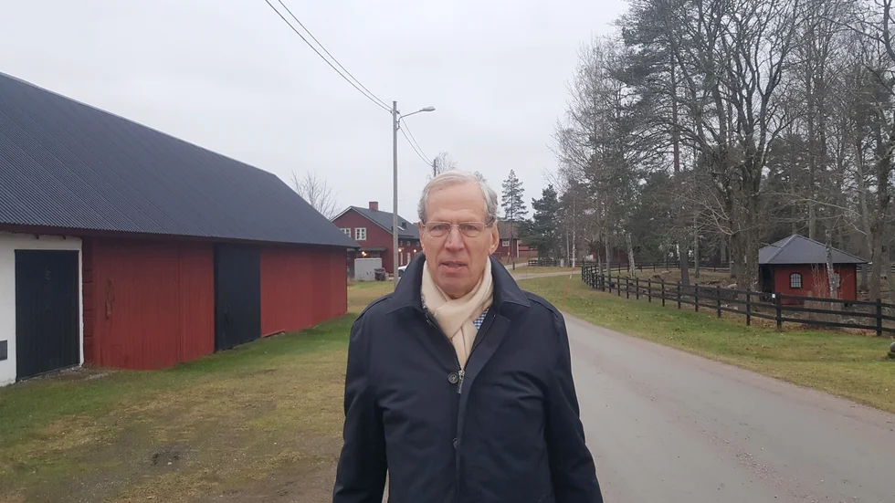 Ola Hildingsson som är ordförande i Vad-Bolstans samfällighetsförening är orolig för vad som kommer att hända när kommunen monterar ner belysningen i området.