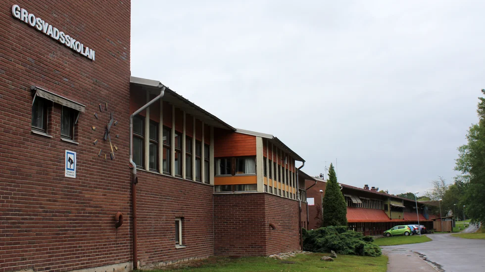 För uppgifter som att läsa och skriva behövs fredade och ombonade platser, visar forskningen. Det är inte något som varken Grosvadsskolan eller Nyhemsskolan kan erbjuda i nuläget, menar insändarskribenten.