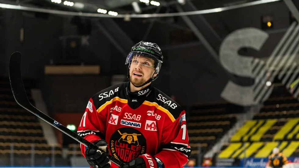 Petter Emanuelssons operation skjuts upp till 30 december. Under tiden kommer forwarden att träna som vanligt så länge ljumsken tillåter. 