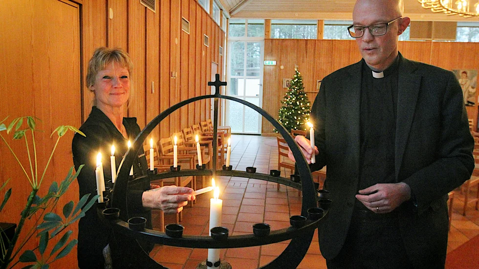 I år måste ”Jul tillsammans” i St Lars kyrka på Hornugglegränd ställs in på grund av corona.  ”Vi hoppas innerligt att det här är den enda julen som blir så här”, säger komminister Erik Berger, här tillsammans med kyrkans husmor Elenor St Cyr.