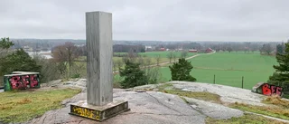 Monoliten har landat – omtalat konstverk finns nu på Gatstuberg