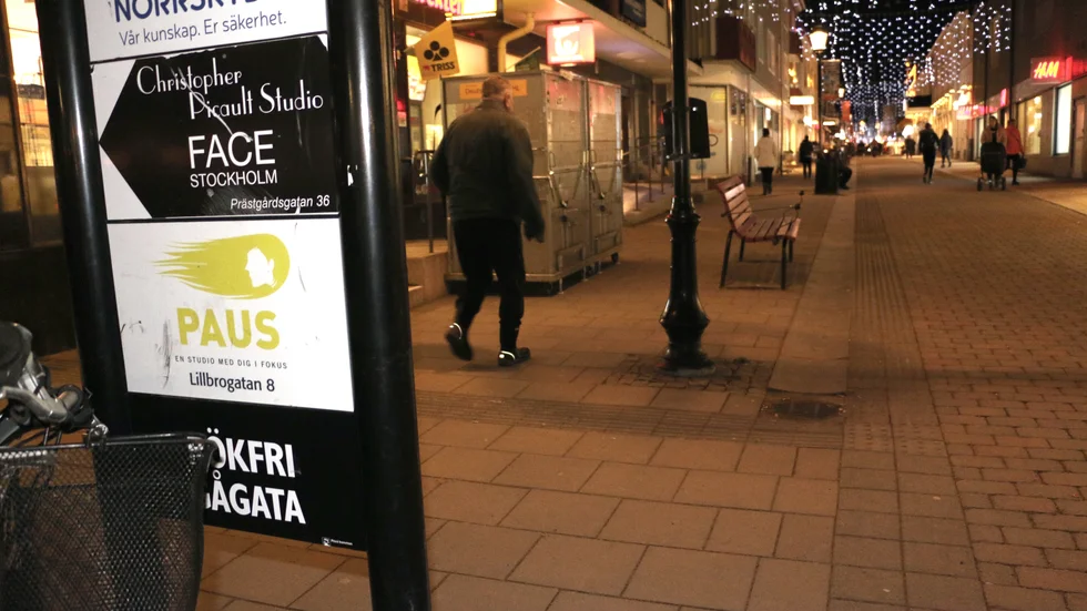 "Sen så fick vi en rökfri gågata, förbudet som rökarna tycks rata. Måhända cyklisterna inte er ser på grund av dimman som omger er?", skriver insändarskribenten. (Arkivbild)