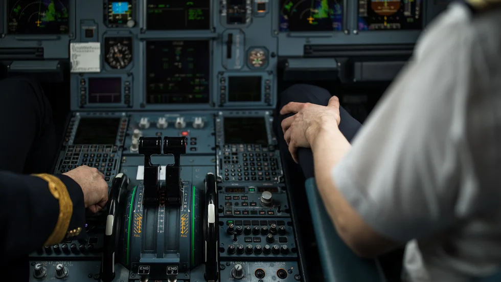 Vem vill sätta sig i ett flygplan eller en passagerarbåt med en kapten som är naiv och inte inser att man är ute på farligt vatten, skriver insändarskribenten.