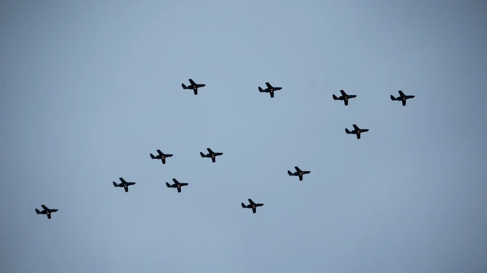 Flygplanen i formationen är av modellen SK60.