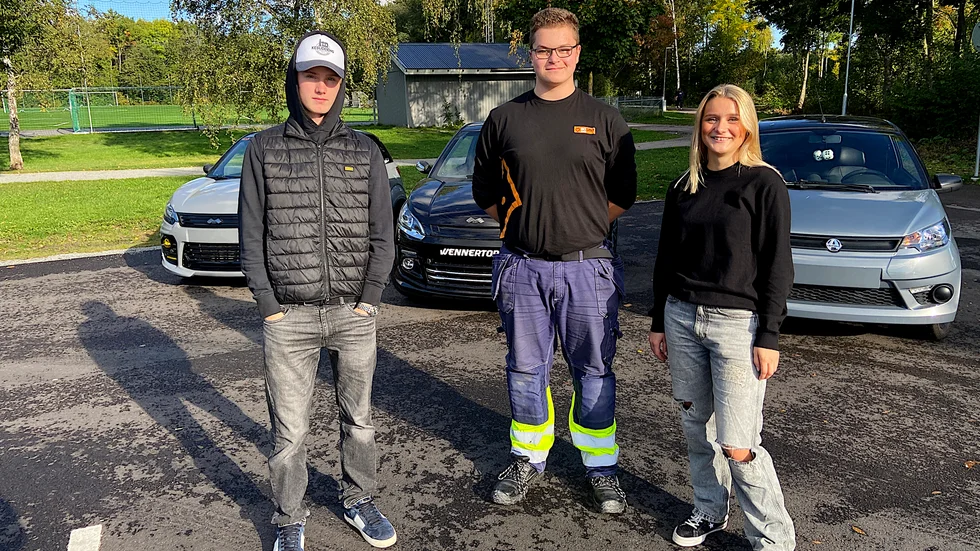 Elias Gjälby, Teo Wennertorp och Anna Grahn kör mopedbil till Westerlundska gymnasiet.
