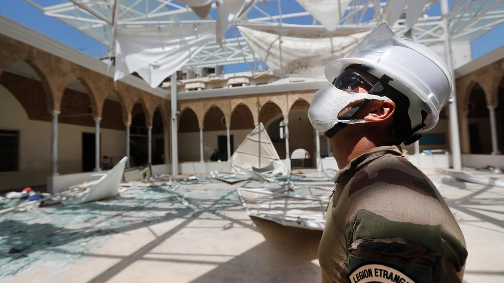 En fransk soldat hjälper till vid uppröjningsarbete vid en skola i Beirut som skadades i explosionen den 4 augusti.