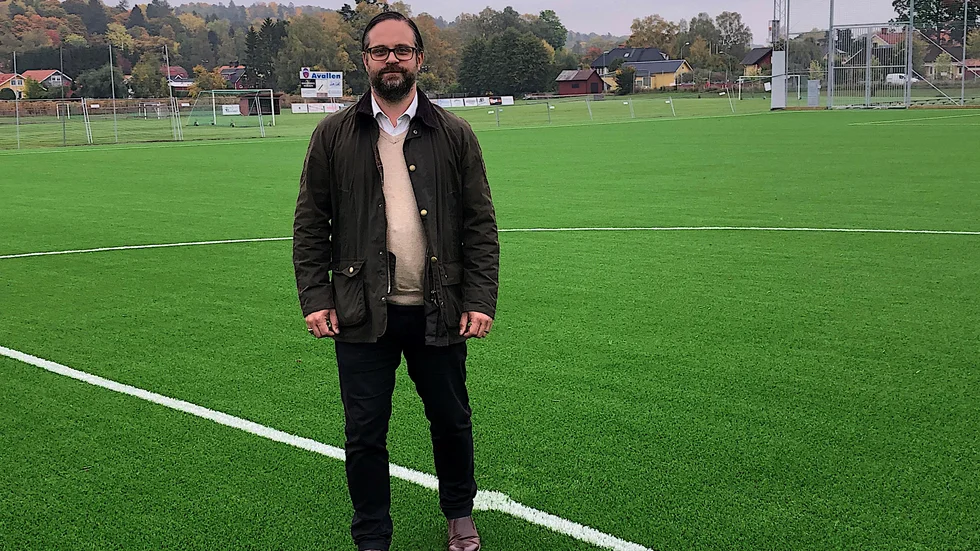 Christopher Hoerschelmann, idrotts- och fritidschef i Enköping, är nöjd med att bygget av konstgräsplanen blivit färdigt några månader tidigare än beräknat. Invigning planeras inom några veckor.