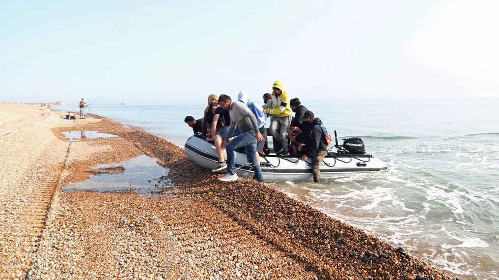 En grupp personer som antas vara migranter anländer i en gummiflotte till kusten nära Dover efter att ha korsat Engelska kanalen från Frankrike tidigare i september. Arkivbild.