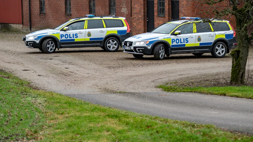 Polis på plats och knackar dörr utanför Ystad i början av året efter ytterligare ett våldsamt rån mot en gård, då flera aggressiva personer kört in med bil vid gårdsplanen och sedan tagit sig in i bostaden. Arkivbild.