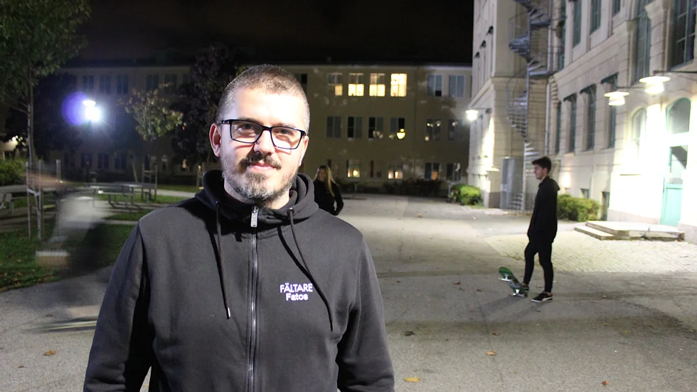 Fatos Durmishi jobbar som fältare i Västerviks kommun.