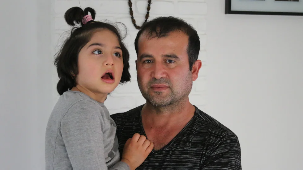 Sewa Beratpor, här med pappa Neamat Beratpor, föddes med en hjärnskada som upptäcktes när hon var åtta månader gammal. Hon kan varken gå eller prata och behöver hjälp dygnet runt.