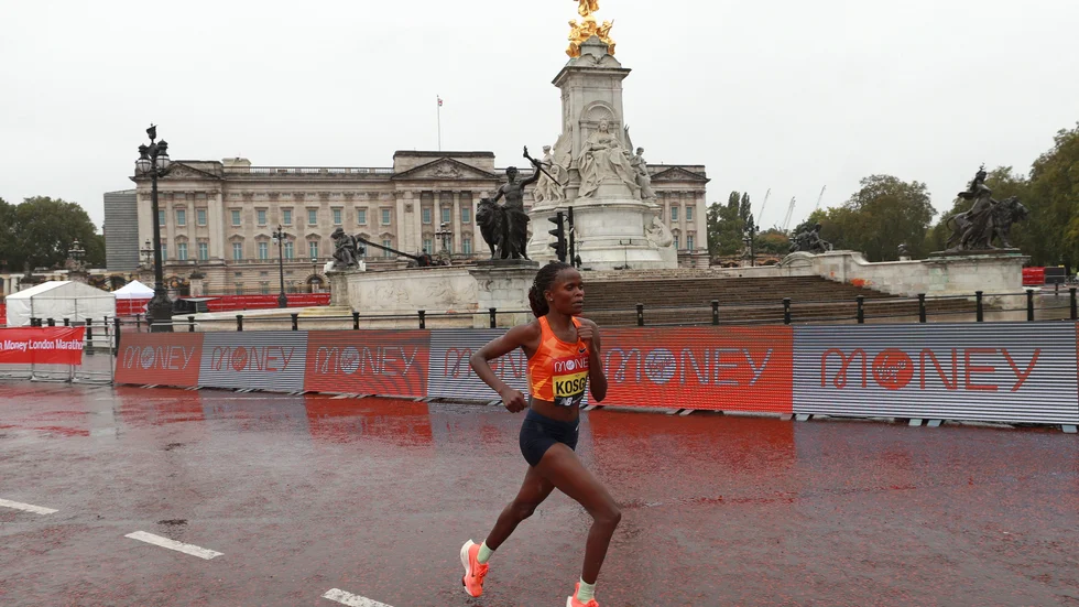 Brigid Kosgei springer förbi Buckingham Palace i London Marathon.